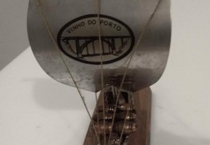 Barco rabelo em metal, vela Vinho do Porto