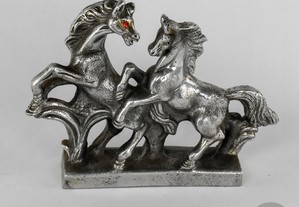 Grupo escultórico de Cavalos em metal prateado