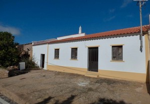 Casa V3 Geminada para renovar São Bartolomeu de