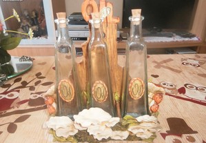 Conjunto de três garrafas pequenas de vidro para azeite