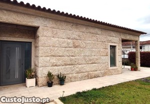 Luxuosa Moradia T3 com Jardim e Cinema em Felgueiras, Porto
