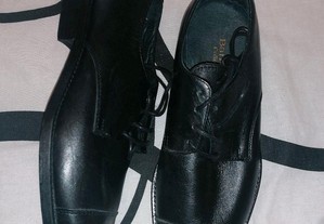Sapatos Novos em Cabedal