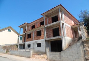 Moradia Bi-familiar em fase de construção