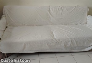Sofá-cama de 3 lugares tipo click-clack em napa branco (precisa de ser novamente estofado)
