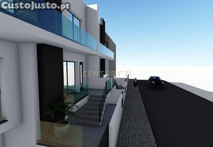 Moradia T3 Geminada de Arquitetura Contemporânea em Santa Cruz   Viva a 900 metros da praia!