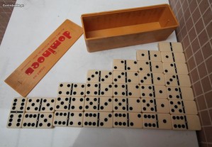 jogo de dominó em caixa de plástico