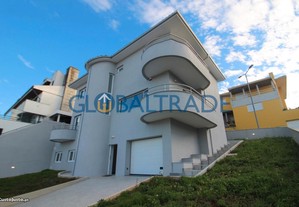 Ref.: 3179 - Moradia T4 RENOVADA em Oliveira do Douro (ao metro)!