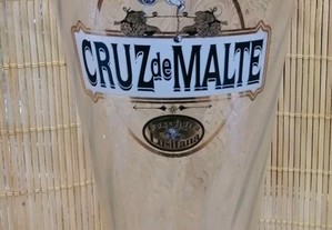 Copo em vidro com publicidade da micro cervejeira Lusitana da cerveja Cruz de Malte
