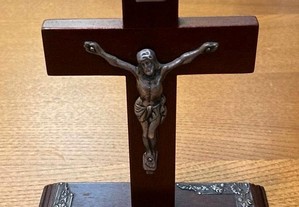 Crucifixo em madeira nobre com Cristo e aplicações em prata