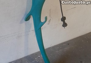 Aparadores relva da bosch e gardena a trabalhar e pouco uso