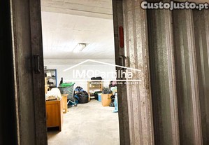 Garagem Box Fechada 30 m�   Merc�s (Sa�da do Continente estrada principal)