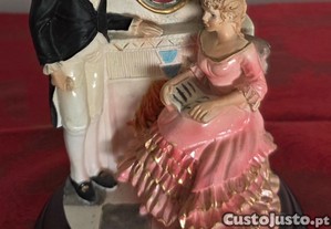 Uma est�tua decorativa em porcelana com 2 figuras