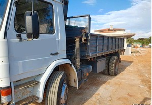 Camião Scania com caixa aberta e grua