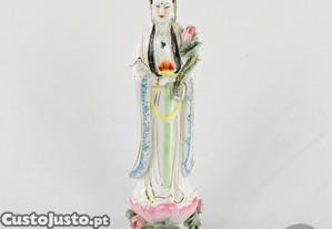 Deusa / Guanyin em Porcelana da China, policromada, com flor de ltus