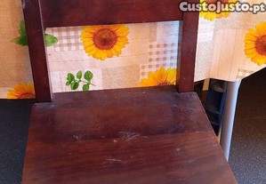 Mesa com 6 cadeiras.