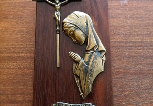 Placa em madeira com Crucifixo e N.S. Fátima
