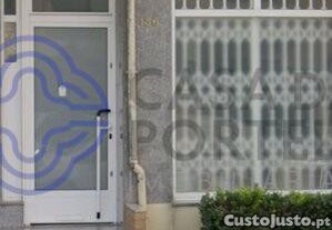 Em Canídelo, com montra em L