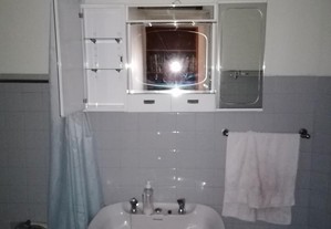 Móvel com espelho e luz casa banho
