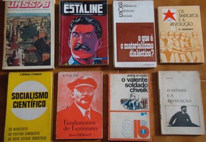 Vários livros antigos sobre o comunismo