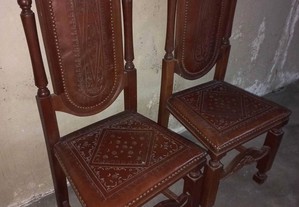 Duas cadeiras em Pele Genuína