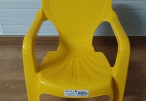 Cadeira plástico para criança