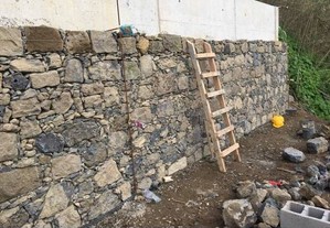 Construção de muros de pedra