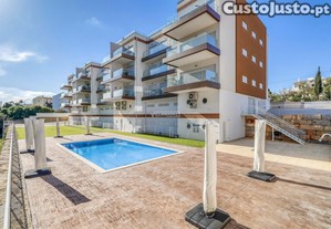 Luxusoso apartamento sem uso de tipo t3 penthouse com piscina, rooftop e vista mar situado na praia dos alemães em albufeira