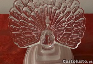 Uma est�tua de cristal em forma de p�ssaro