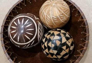 Taça em madeira + bolas decorativas