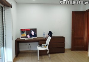 Quarto a menina jovem
