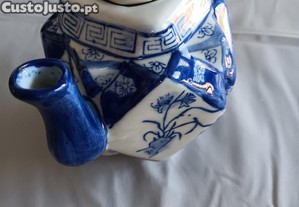 Bule em porcelana chinesa dos anos 60, feito à mão