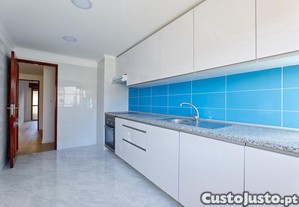 Amadora T2 -- 3 ass--1º Andar com garagem ( BOX) totalmente renovado