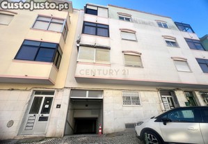 Garagem com wc e bancada cozinha Venteira - Rua Bernardim Ribeiro