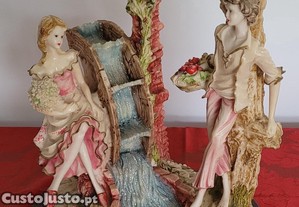 Uma est�tua decorativa em porcelana com 2 figuras