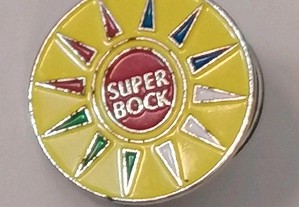Pin com publicidade da Cerveja Super Bock