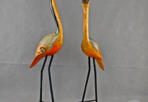 Par de Esculturas de pássaros pintados à mão com corpo em madeira e patas em metal