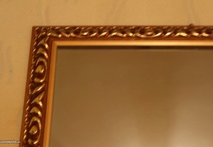 Espelho com Moldura Dourada Trabalhada 47x57cm