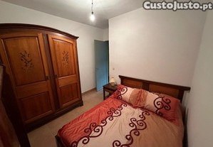 Quarto completo   Cama, colch�o, mesa de cabeceira e guarda-roupa