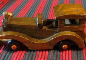 Carro Antigo, madeira envernizada, artesanal - Comprimento: 10 cm