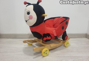 Joaninha em Peluche com Base de Madeira e Rodas