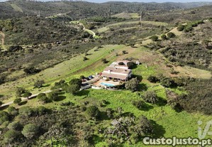 Quinta T4 em Bensafrim e Barão de São João de 316 m²