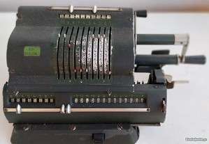 máquina de calcular antiga, de manivela