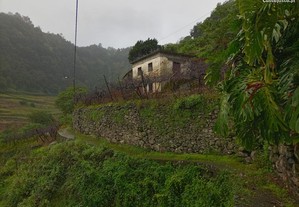 Prédio com construção rural e lagar em São Jorge - Santana
