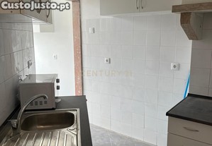 T2 Remodelado no Olival Basto   A 7 min do Metro do Sr. Roubado