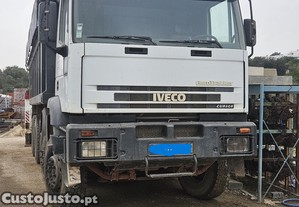 Iveco EuroTrakker de 4 eixos 8x4 basculante