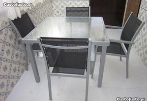 mesa e cadeiras