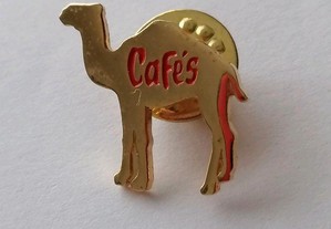 Pin com publicidade aos Cafés Camelo