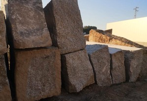 Pedra/ albernaria/ blocos/ prepianho/ pedra para muros e outros