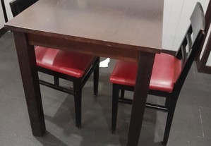 Mesas e cadeiras de madeira maciça