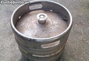 Barril de cerveja vazio